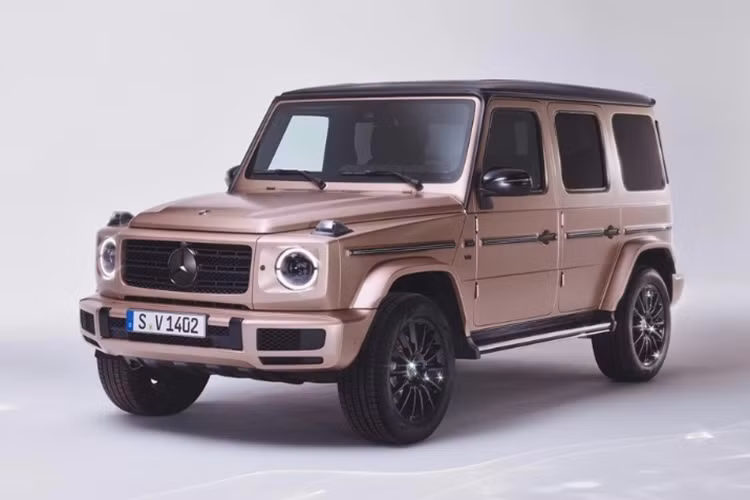 Theo đó, Mercedes-Benz G500 bản đặc biệt này được trang bị gói ngoại thất Night Package với màu sơn hồng Rosewood Grey Magno, kết hợp cùng nóc màu đen Obsidian Black.