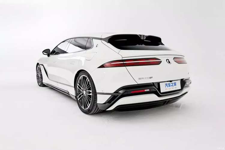 Động cơ phía trước có công suất tối đa 230kW, còn động cơ kép phía sau có công suất tối đa 240kW và 240kW tổng hợp. là 710kW và tốc độ tối đa là 240km/h. Ngoài ra, xe sẽ sử dụng pin lithium iron phosphate của Jinan Fudi nhưng dữ liệu phạm vi hành trình và giá xe Denza Z9 GT 2024 vẫn chưa được công bố.