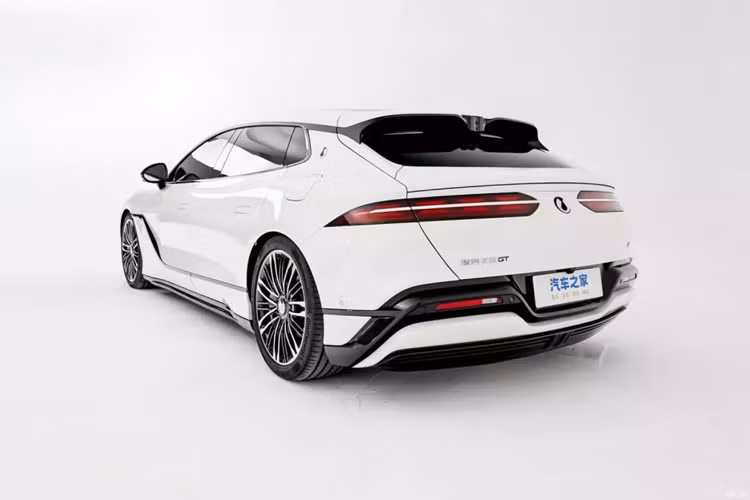 Động cơ phía trước có công suất tối đa 230kW, còn động cơ kép phía sau có công suất tối đa 240kW và 240kW tổng hợp. là 710kW và tốc độ tối đa là 240km/h. Ngoài ra, xe sẽ sử dụng pin lithium iron phosphate của Jinan Fudi nhưng dữ liệu phạm vi hành trình và giá xe Denza Z9 GT 2024 vẫn chưa được công bố.