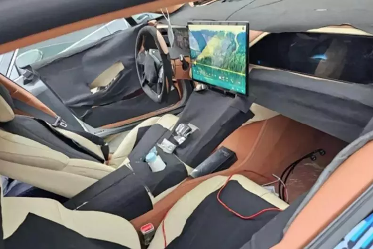 Đánh giá về nội thất lần này, Denza Z9 GT có bộ điều khiển trung tâm áp dụng thiết kế ba màn hình, với đồng hồ LCD ở bên trái, màn hình điều khiển trung tâm lớn ở giữa và một màn hình điều khiển trung tâm. Màn hình điều khiển trung tâm lớn bên phải.