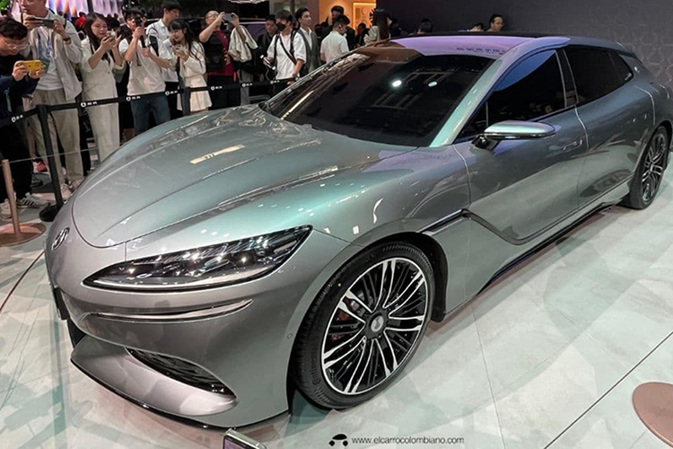 Về kích thước thân xe, chiều dài, chiều rộng và chiều cao của xe mới lần lượt là 5180/1990/1500 (1480) mm, chiều dài cơ sở là 3125mm. Denza Z9 GT có cửa sổ trời toàn cảnh. Về sức mạnh, phiên bản thuần điện Denza Z9 GT sẽ được dẫn động bởi ba động cơ phía trước và phía sau.