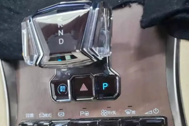 Hình ảnh lộ diện của xe có tông màu be và nâu. Khu vực tay lái hình chữ T của bảng điều khiển có phần khác biệt so với N7. Nó sử dụng tay lái pha lê, trông khá chất lượng.