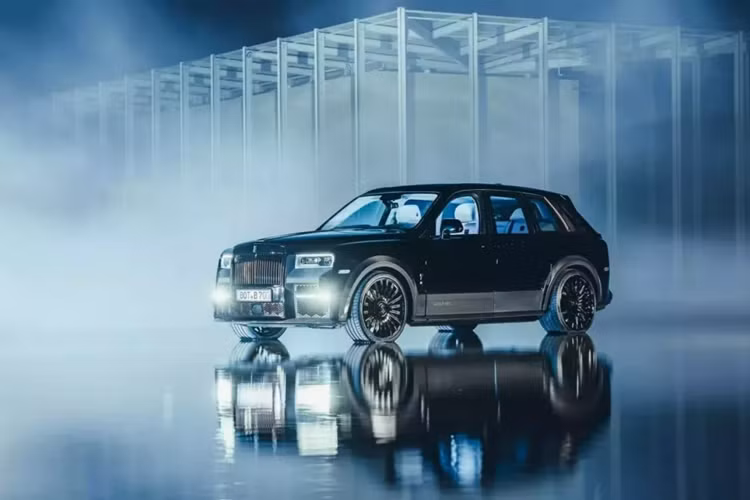 Brabus có thể gắn bó chặt chẽ với nhiều dự án độ xe Mercedes-Benz, nhưng điều đó không ngăn cản họ mang đến cho Rolls-Royce Cullinan siêu sang "hiệu ứng gây ấn tượng 1 giây không thể nhầm lẫn". Quả thực là ấn tượng khi họ biến mẫu SUV siêu sang của Anh thành bản sao của mẫu SUV Toyota GR Century bọc carbon.