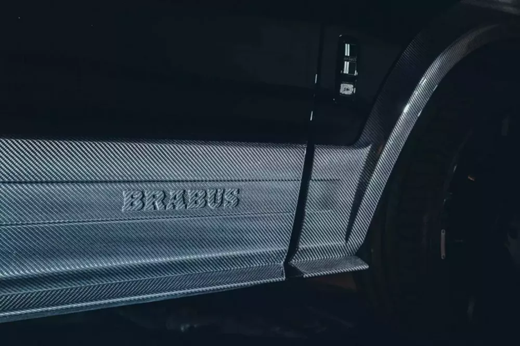 Nội thất cho thấy chiếc Rolls-Royce Cullinan của Brabus lấy tên từ đâu khi có da chần bông Blue Sky. Ở một số nơi khác, có một loạt logo Brabus cũng như viền sợi carbon và điểm nhấn màu xám bóng. 