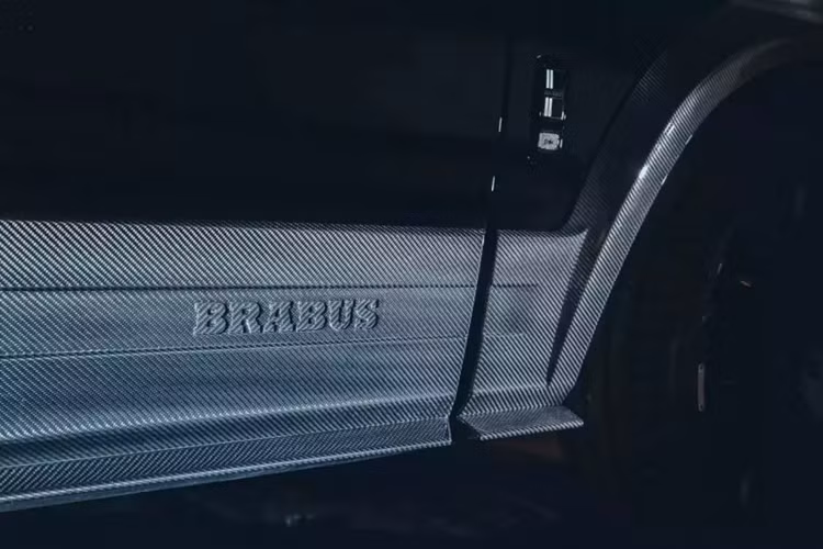 Nội thất cho thấy chiếc Rolls-Royce Cullinan của Brabus lấy tên từ đâu khi có da chần bông Blue Sky. Ở một số nơi khác, có một loạt logo Brabus cũng như viền sợi carbon và điểm nhấn màu xám bóng. 