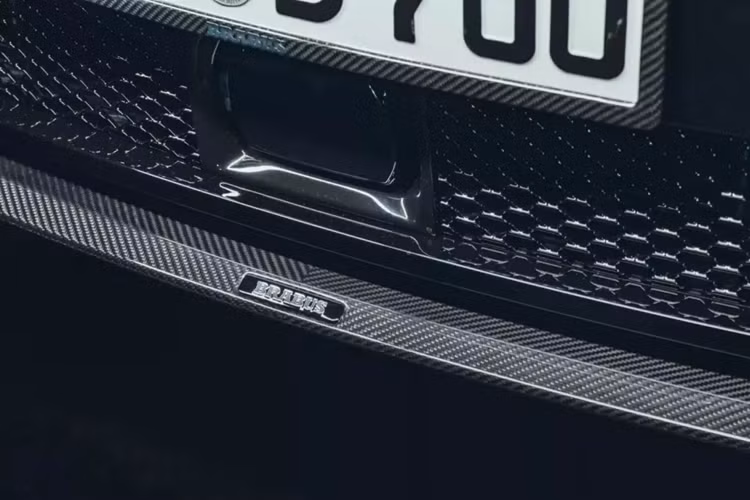 Bản cập nhật mở rộng ra phía sau khi Cullinan được trang bị cánh gió mới và cản xe độc đáo. Cản sau có bộ khuếch tán tích hợp cũng như các đường cắt cho hệ thống ống xả thể thao bằng thép không gỉ màu đen. 