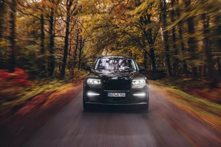 Brabus không nói nhiều về những nâng cấp, nhưng lưu ý rằng chiếc SUV siêu sang sau khi mình độ có thể tăng tốc từ 0-62 dặm/giờ (0-100 km/giờ) trong 5 giây, trước khi đạt tốc độ tối đa giới hạn điện tử là 155 dặm/giờ (250 km/giờ). 