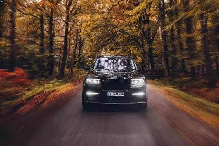 Brabus không nói nhiều về những nâng cấp, nhưng lưu ý rằng chiếc SUV siêu sang sau khi mình độ có thể tăng tốc từ 0-62 dặm/giờ (0-100 km/giờ) trong 5 giây, trước khi đạt tốc độ tối đa giới hạn điện tử là 155 dặm/giờ (250 km/giờ). 