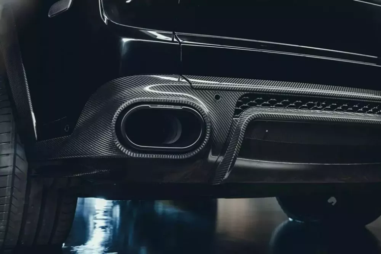 Làm tròn các điểm nổi bật là bộ chia gió trước bằng sợi carbon cũng như các chi tiết trang trí bằng sợi carbon cho mui xe và mặt trước. Công ty độ xe cũng lắp đặt một mô-đun SportXtra, giúp hạ thấp chiều cao xe khoảng một inch (25 mm). 