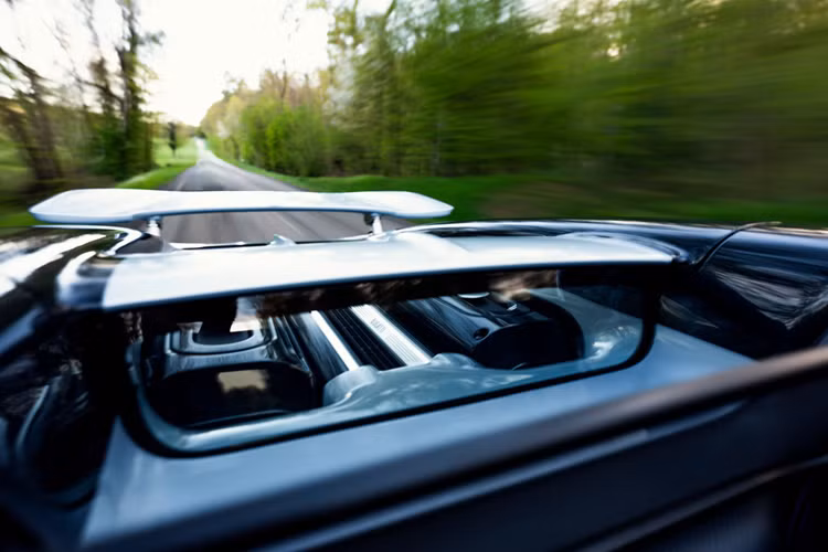 Các bài kiểm tra này giúp xem xét độ an toàn, khí thải, độ bền và khả năng lái. Các cuộc thử nghiệm trên đường của Bugatti Mistral rất kỹ lưỡng, riêng mẫu thử nghiệm thứ 2 đã vượt qua quãng đường ấn tượng 32.000km, thể hiện khả năng thích ứng và độ bền của xe.