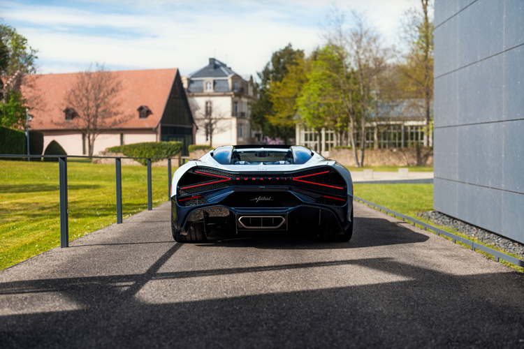 Những cuộc thử nghiệm trên đường này đã đưa W16 Mistral vượt qua nhiều địa hình khác nhau ở độ cao trên núi và thậm chí là cả trong điều kiện giao thông đông đúc. Tới đây, Bugatti sẽ đẩy giới hạn của xe lên thêm nữa bằng cách chạy thêm 5.000 km nữa trên đường đua.