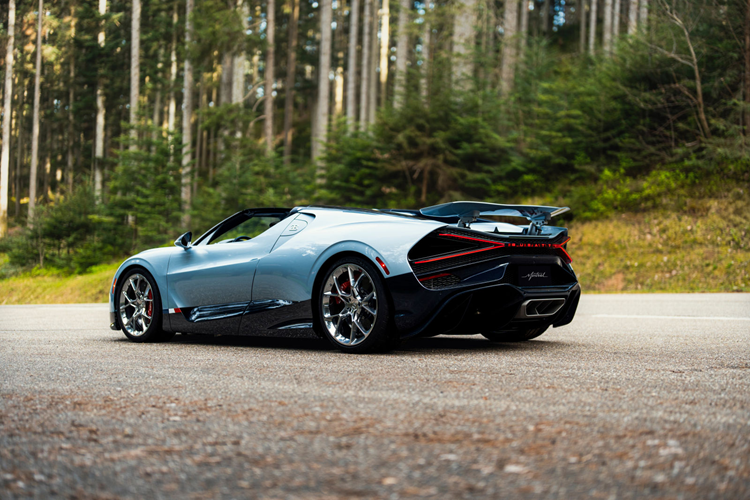 Trong suốt giai đoạn thử nghiệm trong quá trình phát triển Mistral, Bugatti khát tận tâm cung cấp một chiếc xe không chỉ đáp ứng các tiêu chuẩn về hiệu suất được mong đợi từ Bugatti mà còn đặt ra các tiêu chuẩn mới về độ an toàn và độ tin cậy của một chiếc siêu xe thể thao mui trần, đồng thời mang đến cảm giác lái và sự sang trọng thú vị.