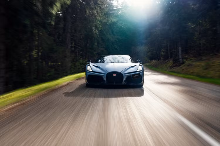 Với chế độ nghiêm ngặt này, Bugatti sẽ tích lũy tổng cộng 40.000 km thử nghiệm trên chiếc xe này – Một con số mà hầu hết các xe khách hàng Bugatti hiện đại đều chưa đạt được. Một trong những khía cạnh thách thức nhất của quá trình thử nghiệm sau này dự kiến sẽ là việc xác minh tốc độ tối đa của Mistral.