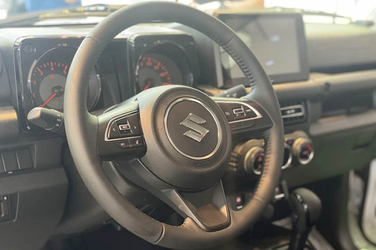 So với những xe Suzuki Jimny về Việt Nam vào năm 2020, mẫu xe này có nhiều thay đổi mạnh mẽ như lưới tản nhiệt mới, dạng tổ ong, không được chia thành các nan dọc, cản trước vẫn giữ nguyên thiết kế, đèn pha hay đèn xi nhan vẫn không thay đổi.