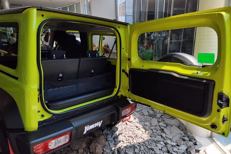 Bên trong xe có nội thất chỉ có 4 chỗ ngồi với một số trang bị như ghế bọc nỉ, vô lăng tích hợp phím chức năng, màn hình đa thông tin đơn sắc trong đồng hồ analog, màn hình cảm ứng trung tâm 7 inch, hỗ trợ Apple CarPlay/Android Auto, điều hòa tự động 1 vùng,...