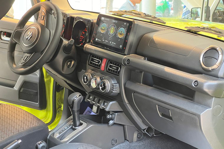 Những chiếc xe Suzuki Jimny xuất hiện tại Việt Nam đều thuộc phiên bản 3 cửa và có giá bán chính hãng từ 789 triệu đồng, vì thế, các số đo của xe bao gồm dài x rộng x cao lần lượt sẽ là 3.645 x 1.645 x 1.720 mm và chiều dài cơ sở 2.250 mm.