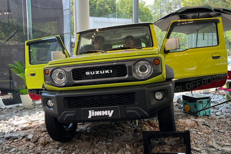 Suzuki Jimny sử dụng động cơ 4 xi-lanh thẳng hàng, dung tích 1.5 lít, sản sinh công suất tối đa 100 mã lực tại tua máy 6.000 vòng/phút. Động cơ đồng hành với hộp số tự động 4 cấp và hệ dẫn động 4 bánh. Xe chạy trên bộ mâm 15 inch, kích thước lốp 195/80.