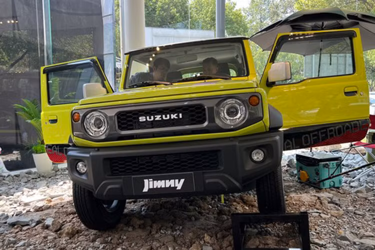 Suzuki Jimny sử dụng động cơ 4 xi-lanh thẳng hàng, dung tích 1.5 lít, sản sinh công suất tối đa 100 mã lực tại tua máy 6.000 vòng/phút. Động cơ đồng hành với hộp số tự động 4 cấp và hệ dẫn động 4 bánh. Xe chạy trên bộ mâm 15 inch, kích thước lốp 195/80.
