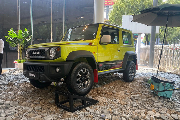 Suzuki Jimny 2024 mới tại Việt Nam cũng được trang bị những tính năng như; hệ thống AM/FM/Radio/MP3/WMA, khe thẻ nhớ SD, kết nối Bluetooth, cổng USB và 2 loa...