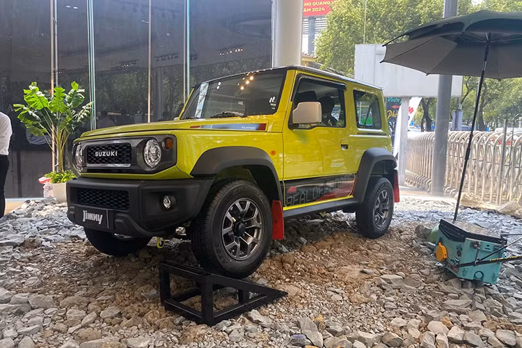 Suzuki Jimny 2024 mới tại Việt Nam cũng được trang bị những tính năng như; hệ thống AM/FM/Radio/MP3/WMA, khe thẻ nhớ SD, kết nối Bluetooth, cổng USB và 2 loa...