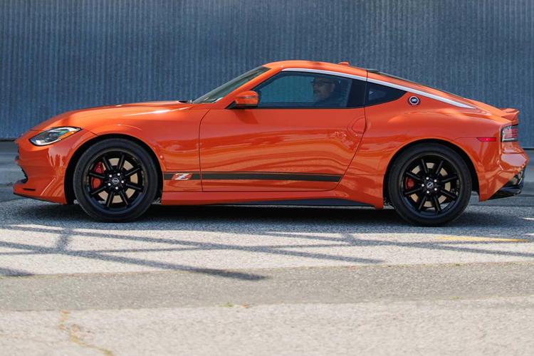 Mẫu xe có diện mạo hoài cổ này được lấy cảm hứng từ mẫu xe thể thao thế hệ S30 được giới thiệu vào năm 1969, chiếc coupe phiên bản giới hạn này có màu sơn Sight Orange độc quyền.