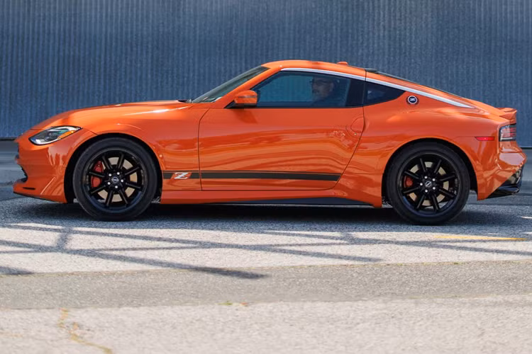 Mẫu xe có diện mạo hoài cổ này được lấy cảm hứng từ mẫu xe thể thao thế hệ S30 được giới thiệu vào năm 1969, chiếc coupe phiên bản giới hạn này có màu sơn Sight Orange độc quyền.