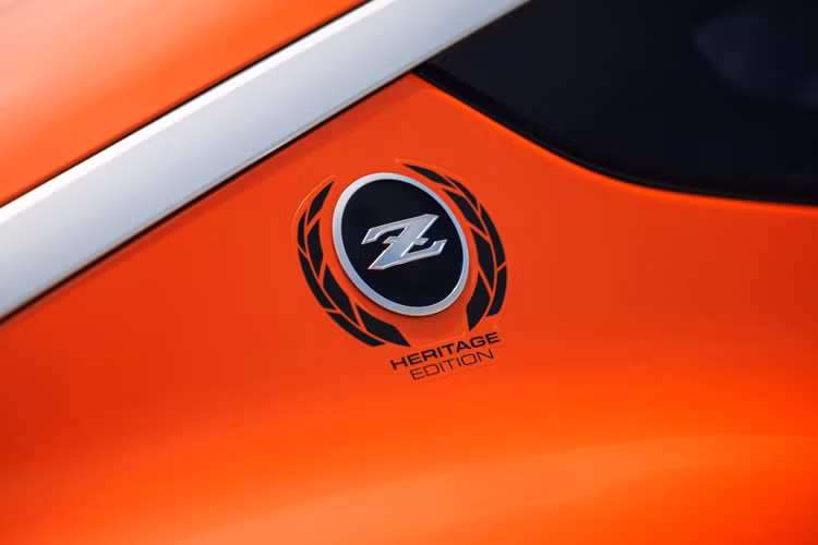 Các phần mở rộng chắn bùn tinh tế đã được thêm vào phiên bản Mỹ và phiên bản này cũng được trang bị bộ mâm xe 19 inch tương tự được sơn màu đen.