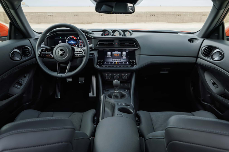 Ở phía trước, thiết kế lưới tản nhiệt chia đôi giống với Z nguyên bản. Mẫu xe được trang bị logo Fairlady Z mang hương vị cổ điển trên lưới tản nhiệt phía trên và cánh gió sau để phản ánh tên JDM.