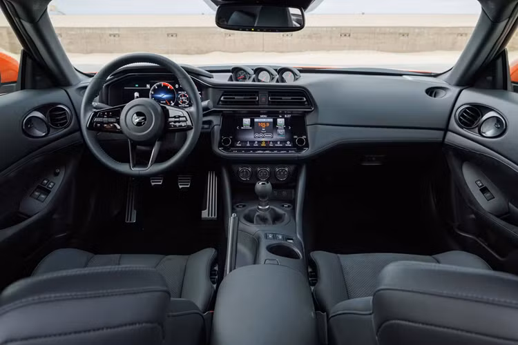 Ở phía trước, thiết kế lưới tản nhiệt chia đôi giống với Z nguyên bản. Mẫu xe được trang bị logo Fairlady Z mang hương vị cổ điển trên lưới tản nhiệt phía trên và cánh gió sau để phản ánh tên JDM.