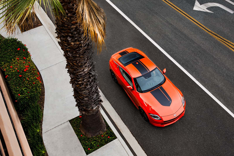 Nissan kết hợp màu sắc nổi bật với decal màu đen trên mui xe kéo dài đến mui xe và nắp cốp. Ngoài ra xe còn có các nhãn dán chạy dọc hai bên cùng với logo Heritage Edition xung quanh biểu tượng chữ Z trên chắn bùn sau.