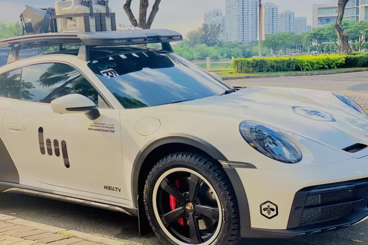 Đáng chú ý là người chơi xe này đã từng chia sẻ sẽ mang chiếc Porsche 911 Dakar 2023 của mình tham dự vào hành trình phượt từ Sài Gòn đi châu Âu, dự kiến diễn ra ngay trong năm nay, cũng tròn 6 thập kỷ dòng xe Porsche 911 tồn tại.