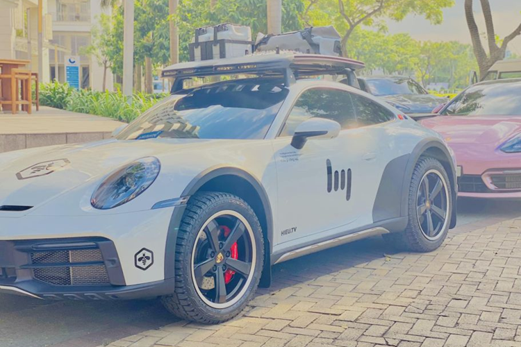 Đây là chế độ phục vụ việc chạy off-road, được kích hoạt thông qua núm xoay trên vô lăng, điều này giúp Porsche 911 Dakar có thể bay qua các gờ giảm tốc cao, ổ gà mà không lo bị cạ gầm.