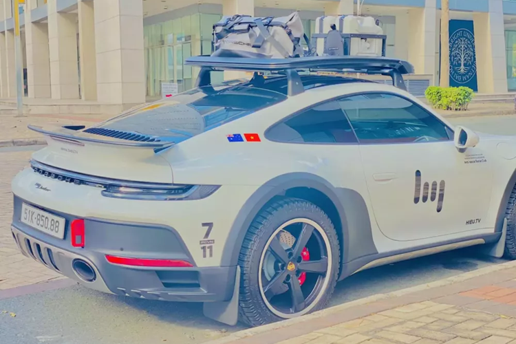 Động cơ này kết hợp với hộp số tự động PDK 8 cấp, hệ dẫn động 4 bánh toàn thời gian và hệ thống đánh lái cầu sau, nhờ đó, giúp mẫu xe thể thao này có thể dễ dàng tăng tốc từ vị trí xuất phát lên 100 km/h chỉ trong thời gian 3,4 giây, vận tốc tối đa của xe bị giới hạn ở mức 240 km/h.