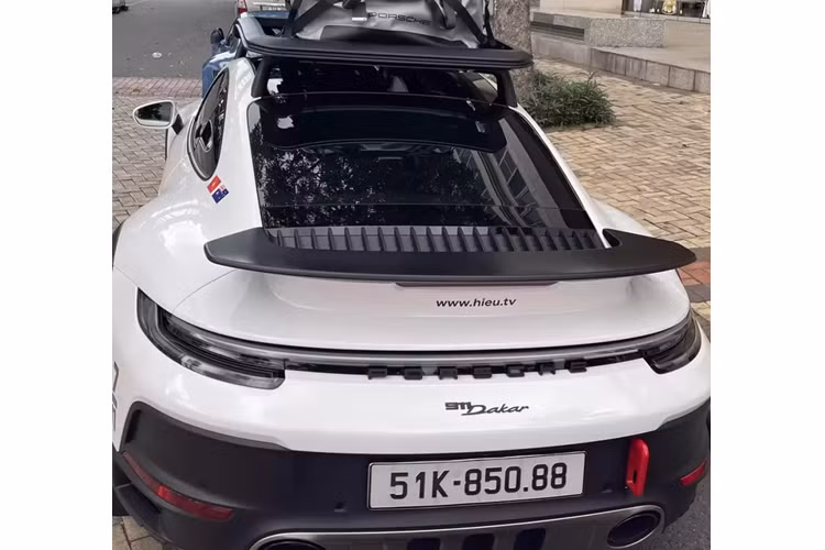 Sức mạnh trên mẫu xe thể thao giới hạn Porsche 911 Dakar mà Hiếu TV mới đi phượt từ Sài Gòn lên Đà Lạt là khối động cơ xăng 6 xi-lanh thẳng hàng, tăng áp kép, dung tích 3.0 lít, sản sinh công suất tối đa 473 mã lực và mô-men xoắn cực đại 570 Nm.
