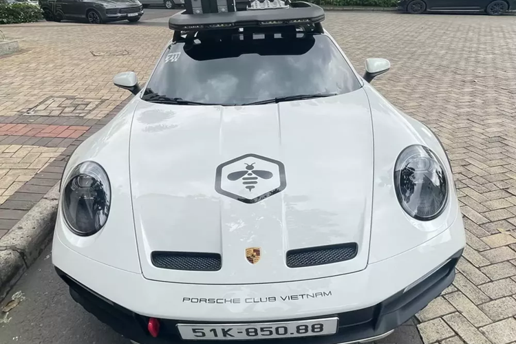 Quá trình tìm hiểu chúng tôi được biết, đây chính là chiếc xe thể thao giới hạn Porsche 911 Dakar thứ 3 về Việt Nam, thuộc sở hữu của tay chơi xe có biệt danh Hiếu T.V.
