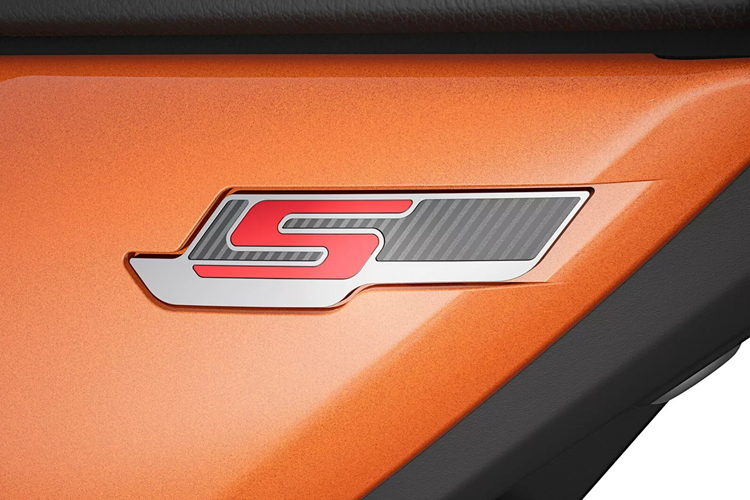 Hệ thống treo sau cũng có thể điều chỉnh và lực phanh được cung cấp bởi rô-tơ đôi phía trước 310 mm với cùm phang 4 piston và đĩa 265 mm ở phía sau với bộ cùm phanh 2 piston.