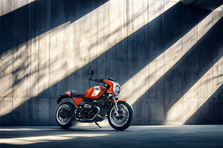 Người mua tại thị trường Mỹ sẽ có thể nhận xe R 12 S 2025 vào quý đầu tiên của năm sau, mức giá xe BMW R 12 S 2025 khởi điểm từ 21.590 USD chưa bao gồm phí vận chuyển.