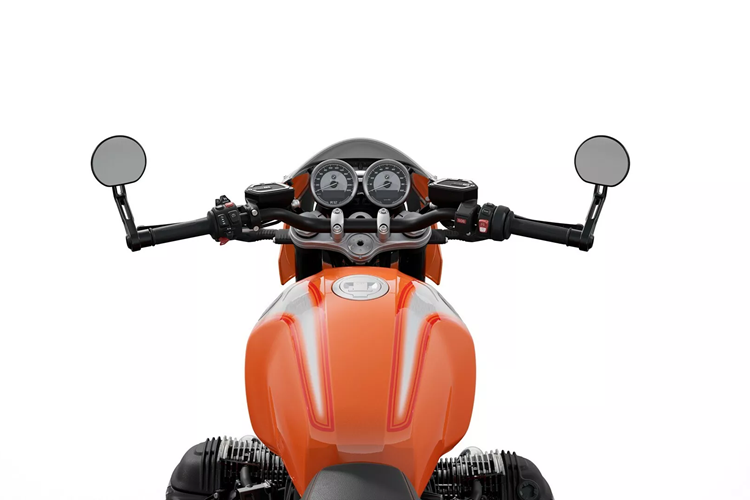 Bên dưới bề mặt lấy cảm hứng từ phong cách cổ điển của R 12 S là động cơ hai xi-lanh 1.170 cc sản sinh công suất 109 mã lực tại 7.000 vòng/phút và mô-men xoắn 115 Nm tại 6.500 vòng/phút. Động cơ này được kết hợp với hộp số sàn sáu cấp với bộ ly hợp khô đĩa đơn.