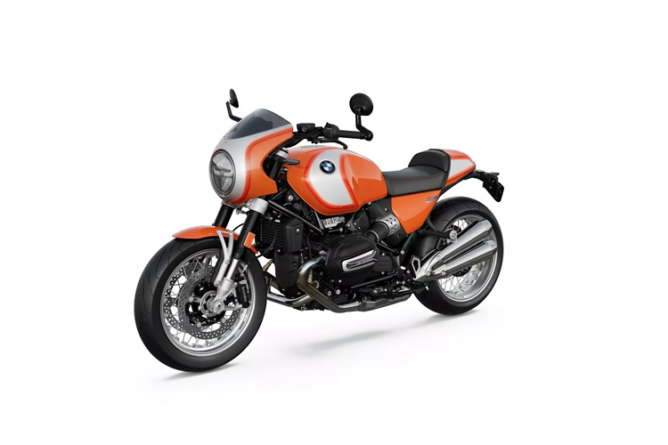 BMW đã bổ sung một loạt các thành phần màu đen cho chiếc mô tô mang đến cho nó vẻ ngoài ấn tượng với nhiều chi tiết như nắp cuộn dây đánh lửa, nắp đầu xi-lanh, chỗ để chân, cần phanh và cần số, và bình giãn nở. Xe cũng được trang bị cả phối màu sơn Lava Orange Metallic lấy cảm hứng từ bản gốc cũng có sẵn.