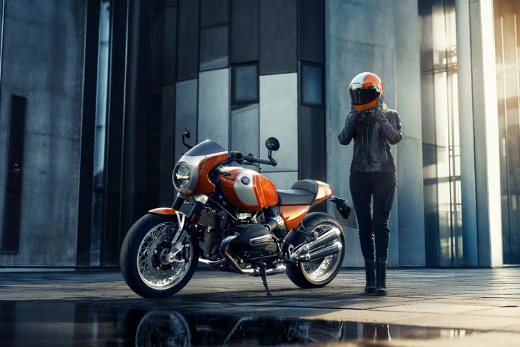 Việc đưa một thiết kế 50 năm tuổi vào thế kỷ 21 không phải là một nhiệm vụ dễ dàng nhưng BMW đã thành công. Giống như R 90 S, R 12 S mới có đèn pha tròn đơn lớn nằm trong một vỏ động cơ bóng bẩy và màn hình cong. Chiếc xe cũng được trang bị bánh xe Option 719 Classic II với nan hoa dạng dây tương tự như trên mẫu xe R 90 S.