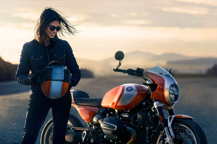 BMW cho biết chiếc xe máy mới chỉ cần 3,6 giây để đạt tốc độ 100 km/h và sẽ có thể đạt tốc độ tối đa lên tới 215 km/h. Các chi tiết chính khác của chiếc xe mô tô mới bao gồm phuộc ngược 45 mm ở phía trước có thể điều chỉnh độ nén, độ nảy và tải trước lò xo.