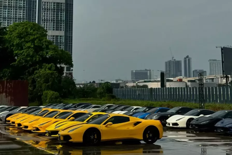 2 màu sắc xuất hiện trong dàn siêu xe Ferrari nhiều nhất là đỏ và vàng, đáng tiếc là các siêu xe Ferrari thuộc sở hữu của hoàng gia và thái tử Malaysia không xuất hiện, chẳng hạn 3 chiếc LaFerrari bao gồm Coupe và mui trần, F12tdf có 4 chiếc, nếu không, sẽ mang đến nhiều sự thú vị, hấp dẫn hơn.