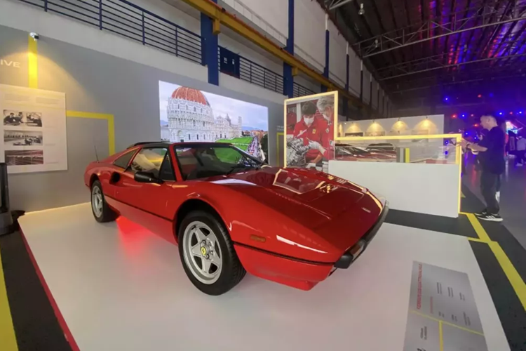 Kết hợp cùng động cơ xăng và điện, tổng công suất tối đa trên Ferrari LaFerrari sẽ là 950 mã lực và mô-men xoắn cực đại đạt 900 Nm. Siêu xe triệu đô Ferrari LaFerrari có thời gian tăng tốc từ vị trí xuất phát lên 100 km/h chỉ trong 3,1 giây trước khi đạt vận tốc tối đa 350 km/h.