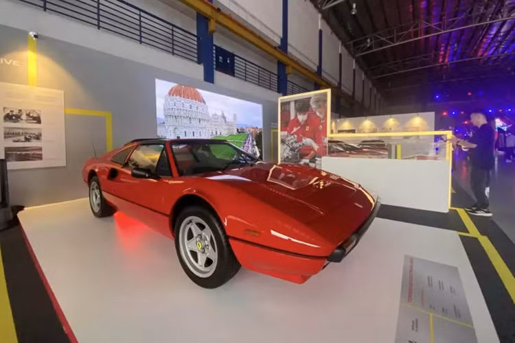 Kết hợp cùng động cơ xăng và điện, tổng công suất tối đa trên Ferrari LaFerrari sẽ là 950 mã lực và mô-men xoắn cực đại đạt 900 Nm. Siêu xe triệu đô Ferrari LaFerrari có thời gian tăng tốc từ vị trí xuất phát lên 100 km/h chỉ trong 3,1 giây trước khi đạt vận tốc tối đa 350 km/h.