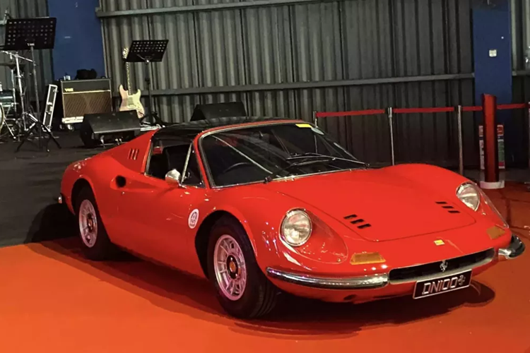 Trên toàn thế giới Ferrari LaFerrari Aperta chỉ được sản xuất giới hạn 200 xe, ngoài ra còn có 9 chiếc được hãng Ferrari tạo ra để trưng bày trong các sự kiện của hãng và sau đó bán lại cho khách hàng, ngoài ra còn có chiếc siêu xe Ferrari LaFerrari thứ 210 được sản xuất.