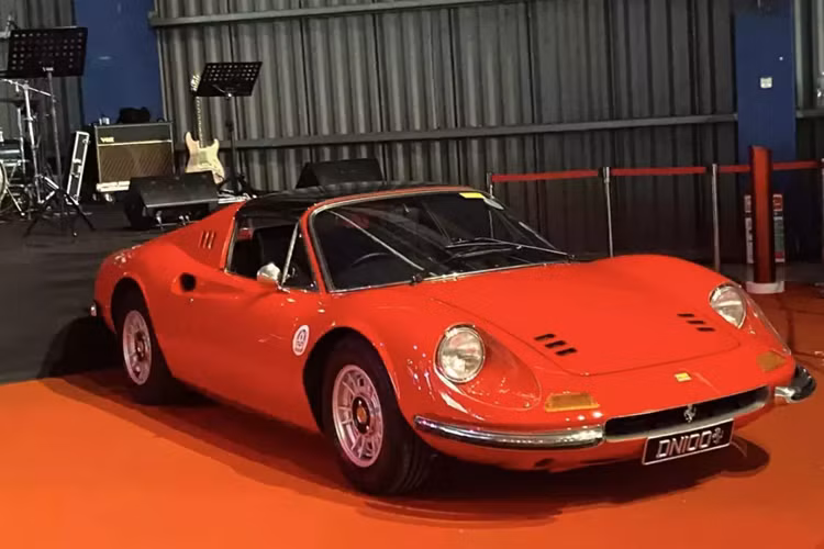 Trên toàn thế giới Ferrari LaFerrari Aperta chỉ được sản xuất giới hạn 200 xe, ngoài ra còn có 9 chiếc được hãng Ferrari tạo ra để trưng bày trong các sự kiện của hãng và sau đó bán lại cho khách hàng, ngoài ra còn có chiếc siêu xe Ferrari LaFerrari thứ 210 được sản xuất.