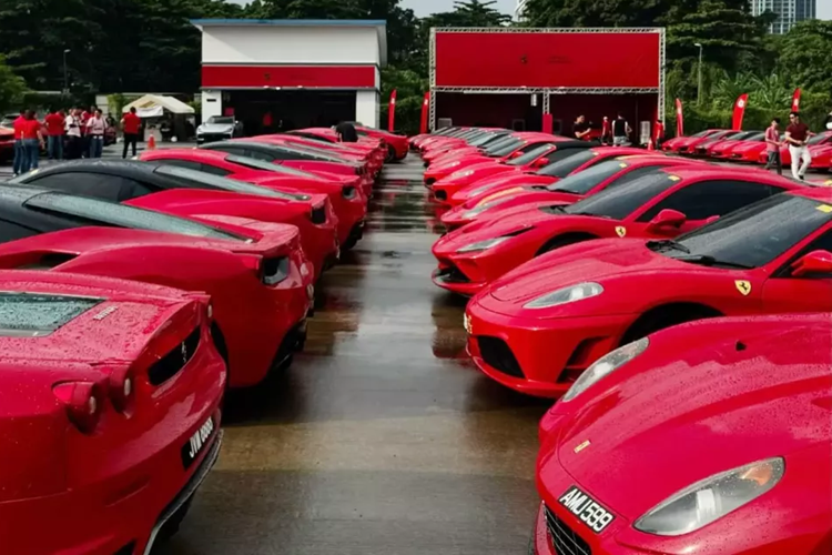 Cụ thể, đã có 297 chiếc siêu xe Ferrari xuất hiện tại sự kiện này, trong đó, có gần 15 xe thuộc bản giới hạn với điểm nhấn là 599 GTO, LaFerrari Aperta, 812 Competizione, F12tdf, cùng rất nhiều mẫu xe Ferrari hàng hiếm và đại trà khác góp mặt.