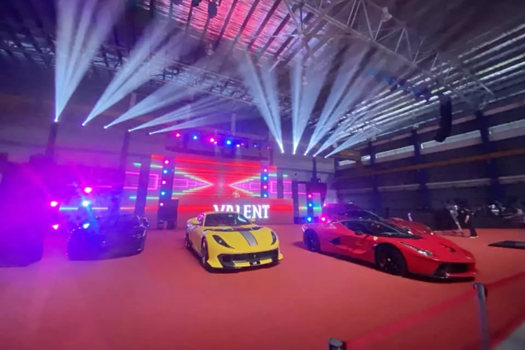 Siêu phẩm hybrid Ferrari LaFerrari được trang bị động cơ V12, dung tích 6.3 lít, sản sinh công suất tối đa 789 mã lực và mô-men xoắn cực đại lên đến 700 Nm. Ngoài ra, LaFerrari còn được trang bị mô-tơ điện sản sinh ra công suất tối đa 161 mã lực và mô-men xoắn cực đại 200 Nm.