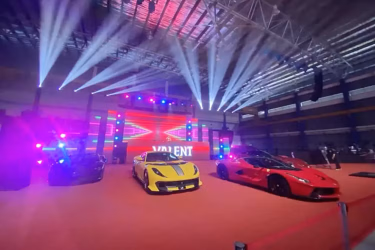 Siêu phẩm hybrid Ferrari LaFerrari được trang bị động cơ V12, dung tích 6.3 lít, sản sinh công suất tối đa 789 mã lực và mô-men xoắn cực đại lên đến 700 Nm. Ngoài ra, LaFerrari còn được trang bị mô-tơ điện sản sinh ra công suất tối đa 161 mã lực và mô-men xoắn cực đại 200 Nm.