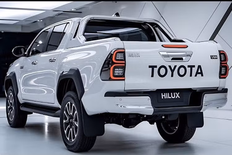 Hai bên lưới tản nhiệt là cụm đèn pha sắc sảo, tích hợp dải đèn LED định vị ban ngày. Cản trước của xe được thiết kế lớn hơn đi kèm hốc gió trung tâm rộng và đèn sương mù nhỏ.